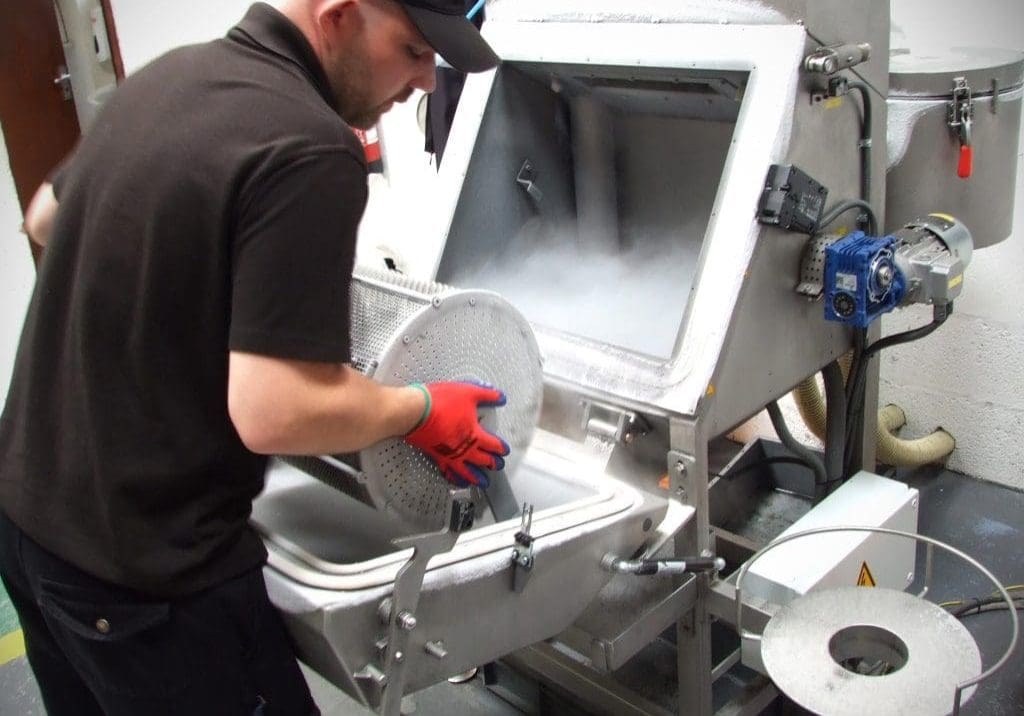 cryogenic-deflashing cryogenic-deflashing